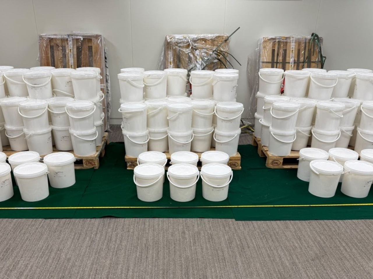 海關日前在機場檢獲131公斤懷疑氯胺酮，市值約5140萬港元。（政府新聞處）