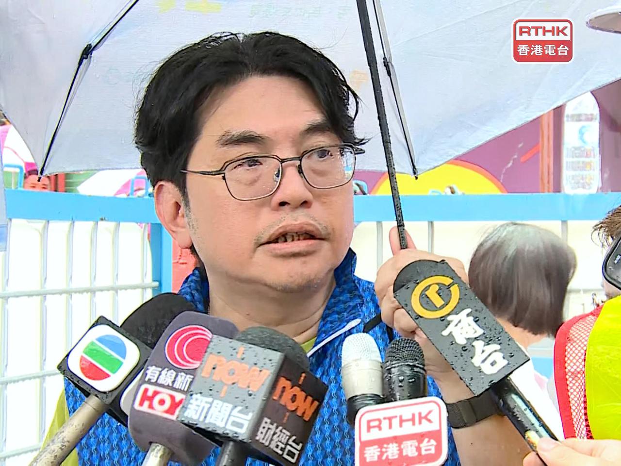 水務署署長黃恩諾到筲箕灣視察，他表示已找出停水事件漏水位置。（張連登攝）