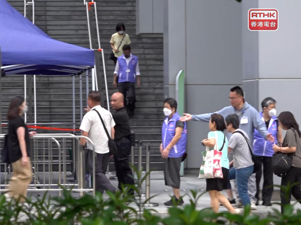 4個舉行業主大會場地包括大埔社區中心、啟德社區會堂、華貴社區會堂、天暉路社區會堂，有關愛隊成員在場協助。（許浚嘉攝）