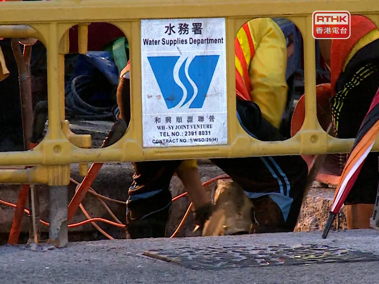 水務署爭取明日凌晨約6時前，恢復筲箕灣一帶的食水供應。（張連登攝）