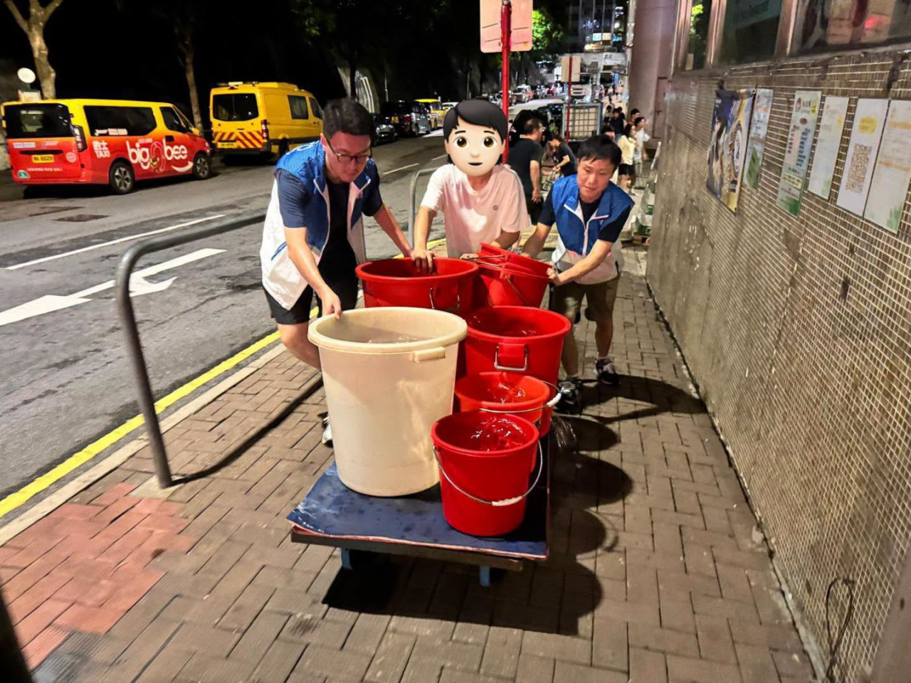 工作人員向有需要的居民及商戶主動送上食水。（滴惜仔FB圖片）