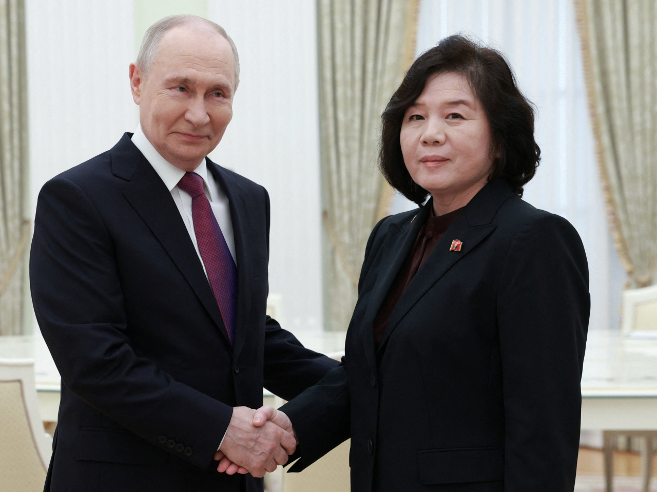 俄羅斯總統普京在克里姆林宮，會見到訪的朝鮮外相崔善姬。（路透社）