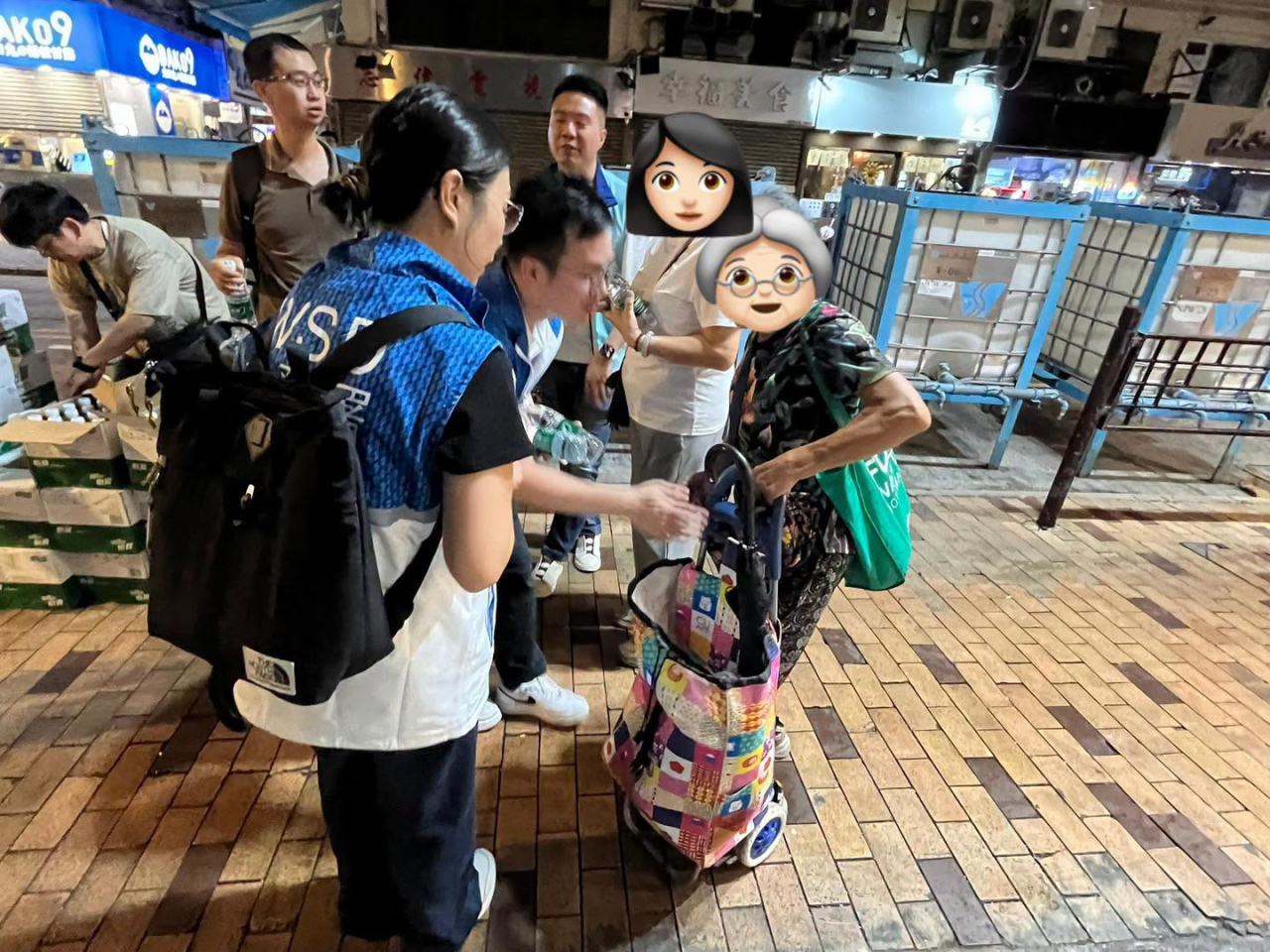 食水供應受影響期間，水務署在區內超過20個臨時供水點協助市民取水。（滴惜仔FB圖片）
