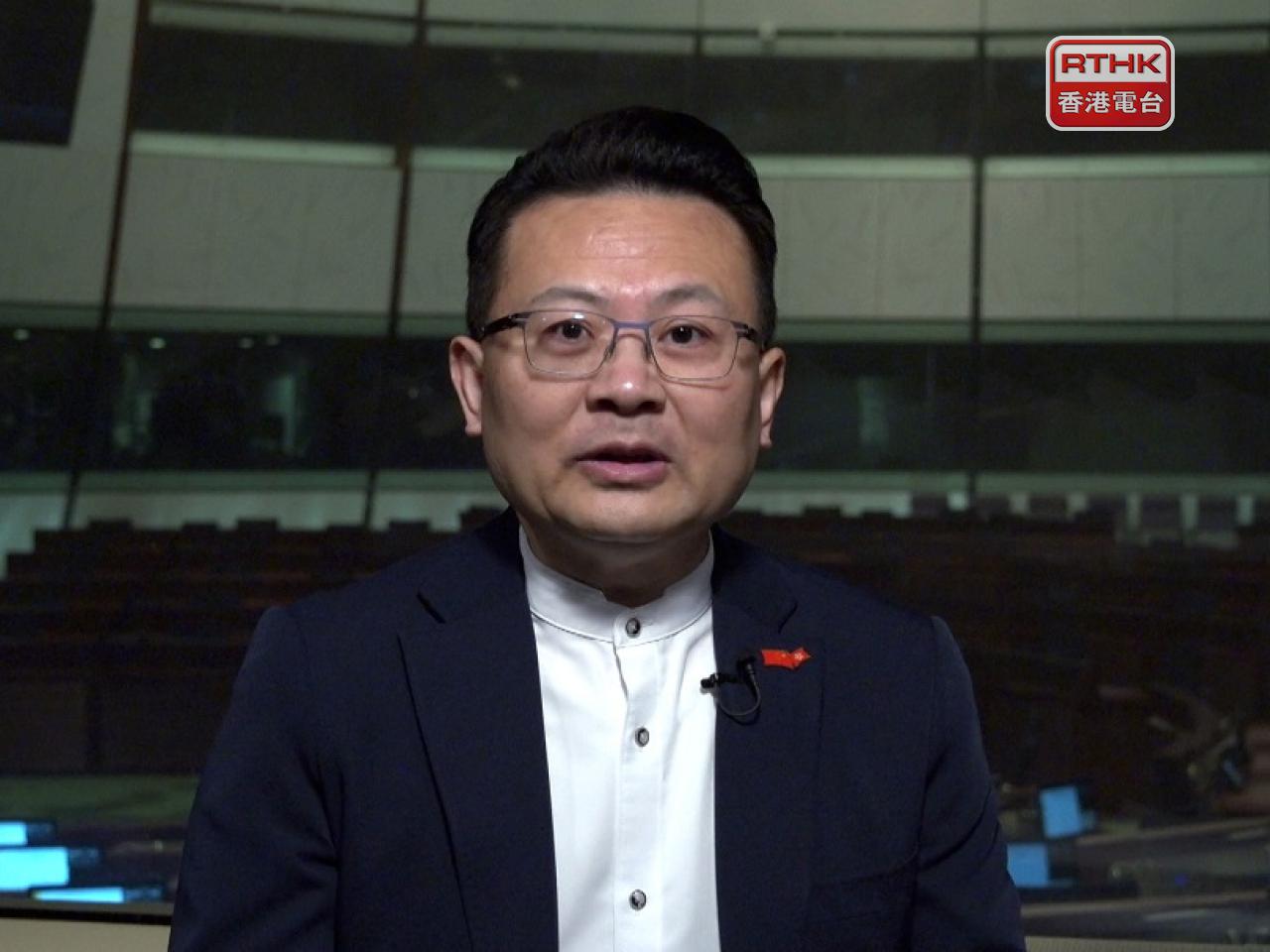 陳勇表示，這些輕鬆的氣氛和風格毋須指定題目，更自由靈活、雙向溝通，促進行政立法互動交流。（港台圖片）