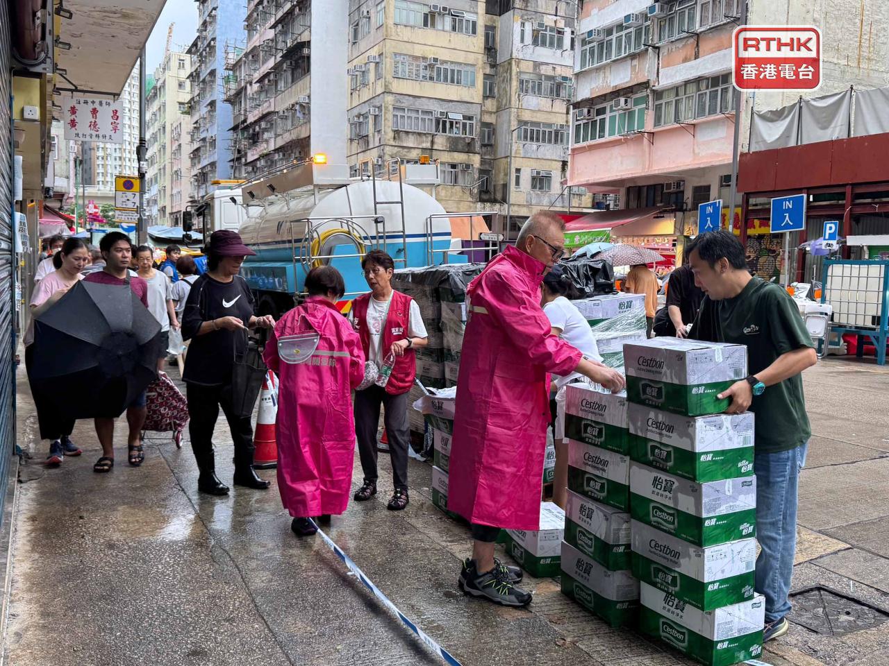 有峻峰花園居民滿意臨時供水的措施，因為在住所附近就有供水點，每次會派兩名家庭成員去取水。（實習記者鄭凱安攝）