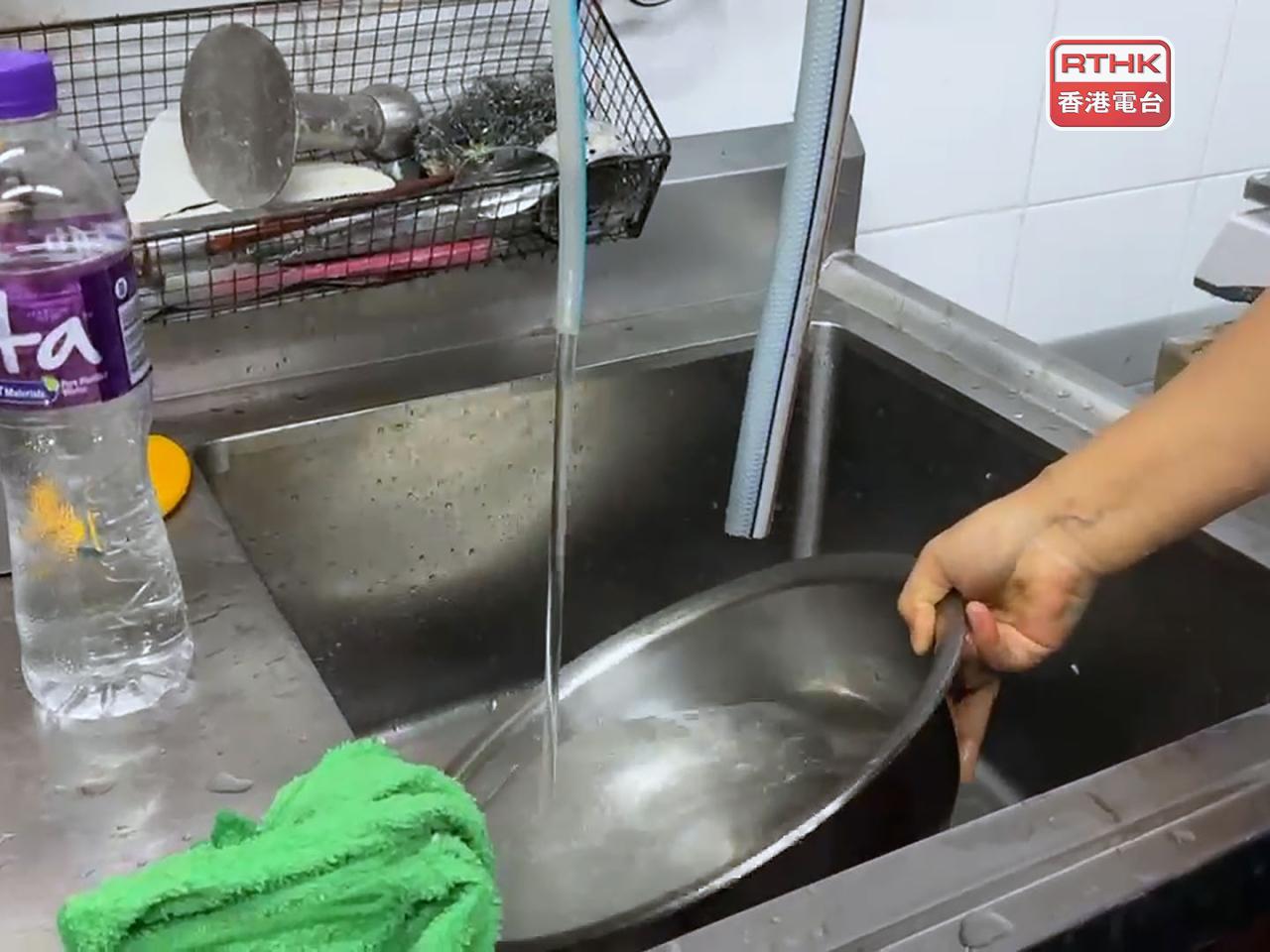 筲箕灣及西灣河一帶今早約10時48分陸續恢復供水。（實習記者鄭凱安攝）