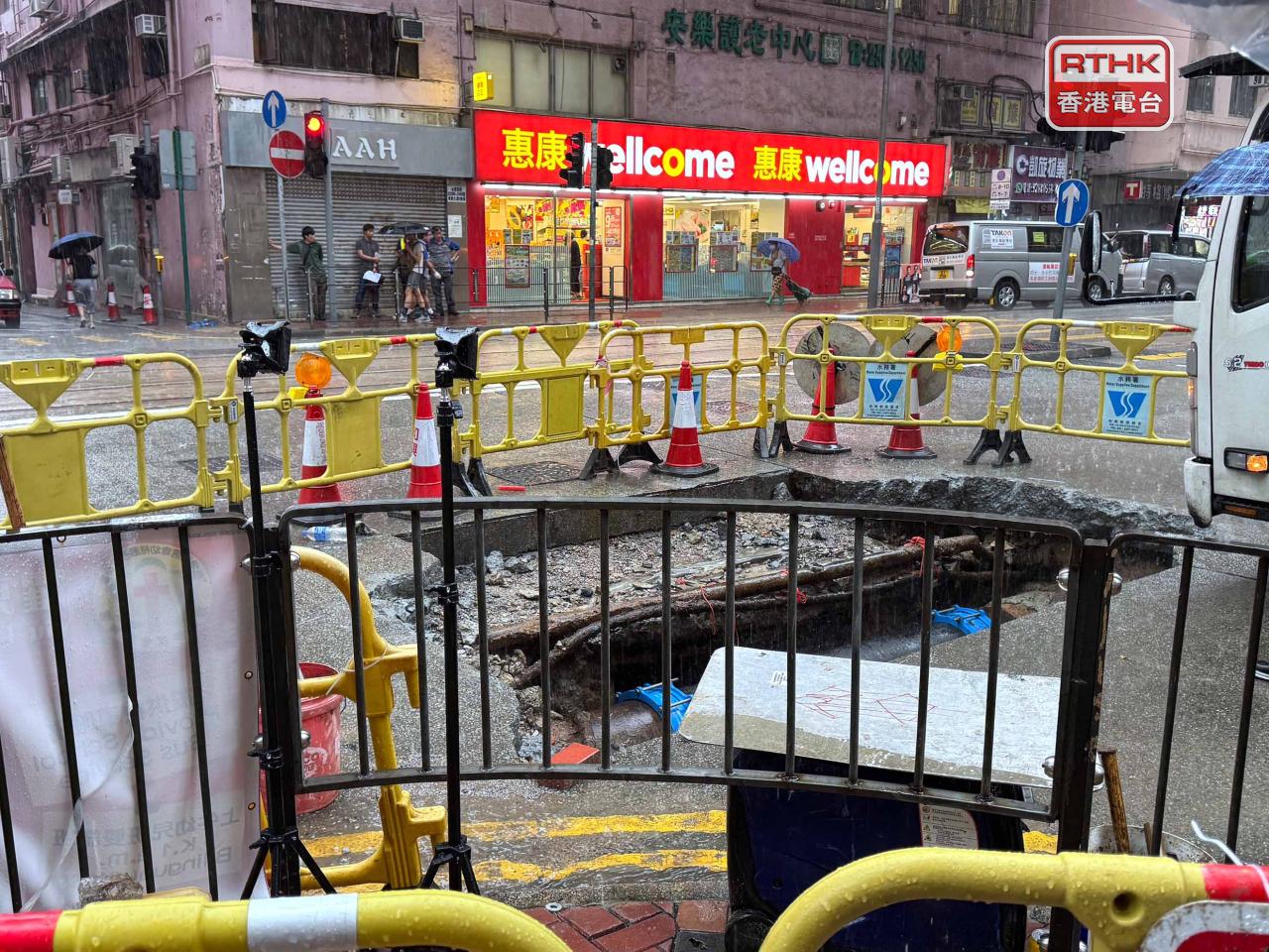 喉管從業員總會主席趙建強相信，今次爆裂的水管直徑較粗，負責供水的範圍較廣，導致大範圍停止食水供應。（實習記者鄭凱安攝）
