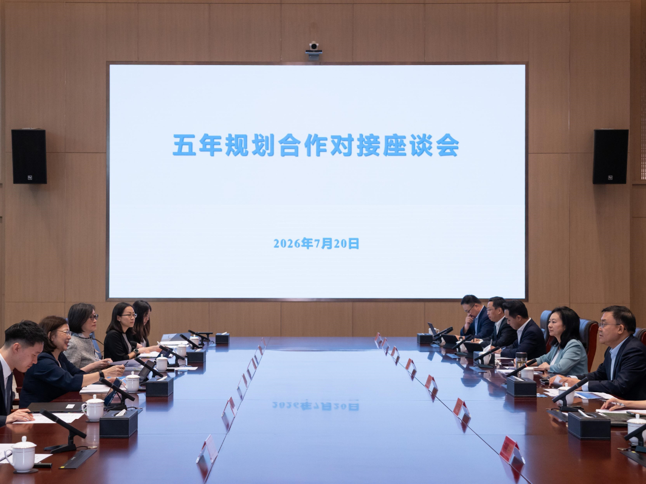 謝小華（左二）在深圳與深圳市委常委、深圳市前海深港現代服務業合作區管理局局長王守睿（右二）和深圳市港澳事務辦公室副主任李麗蓉（右一）會面。（政府新聞處）