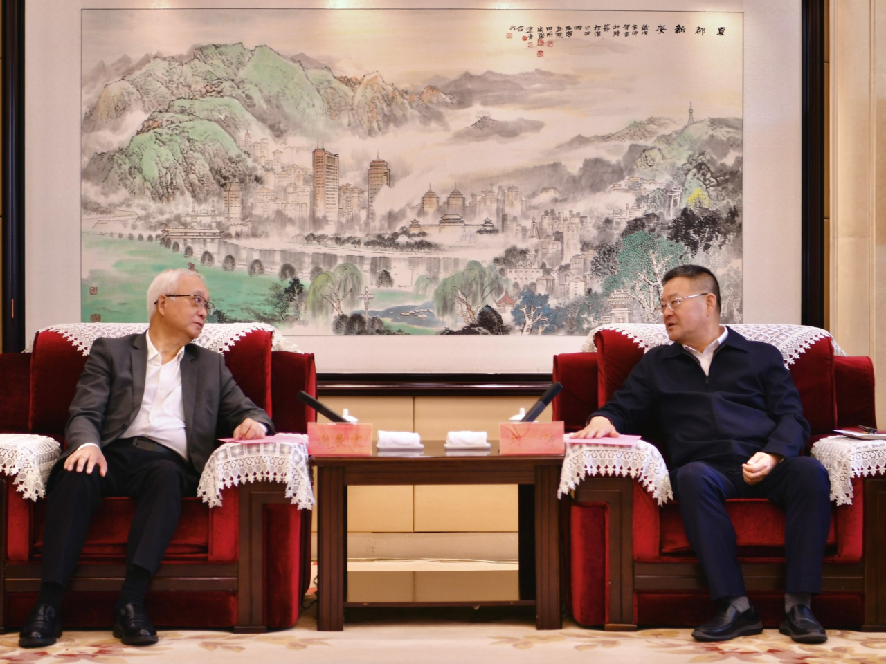 謝展寰（左）拜會青海省人民政府副省長劉濤（右）。（政府新聞處）