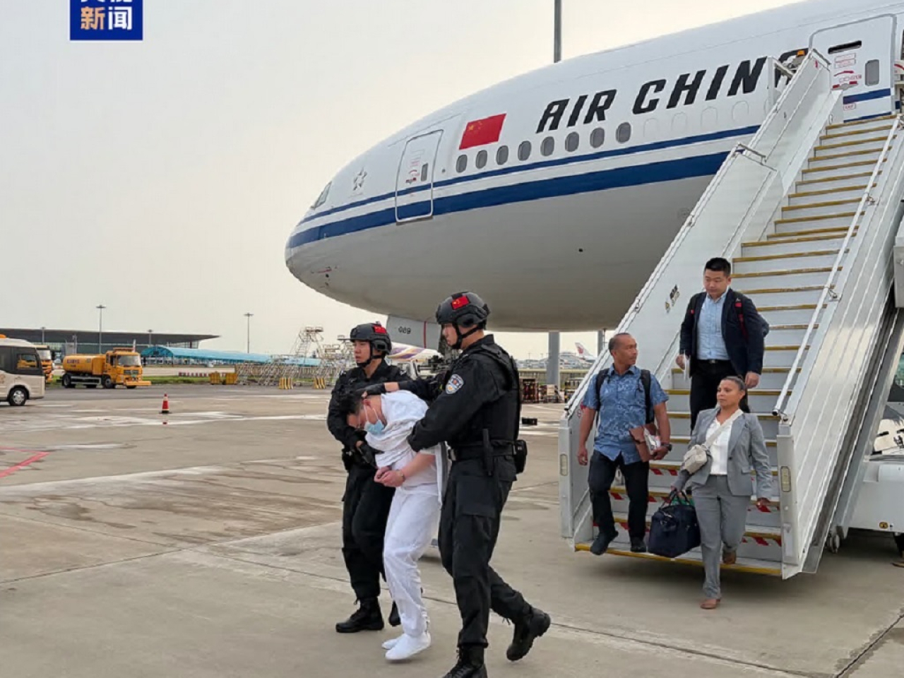 涉嫌綁架及殺害中國公民的逃犯被遣返回國，並移交中國警方。（央視圖片）