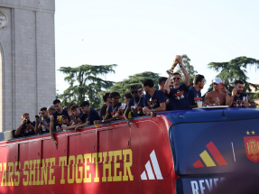 World champs Spain cheered by two million on bus tour
