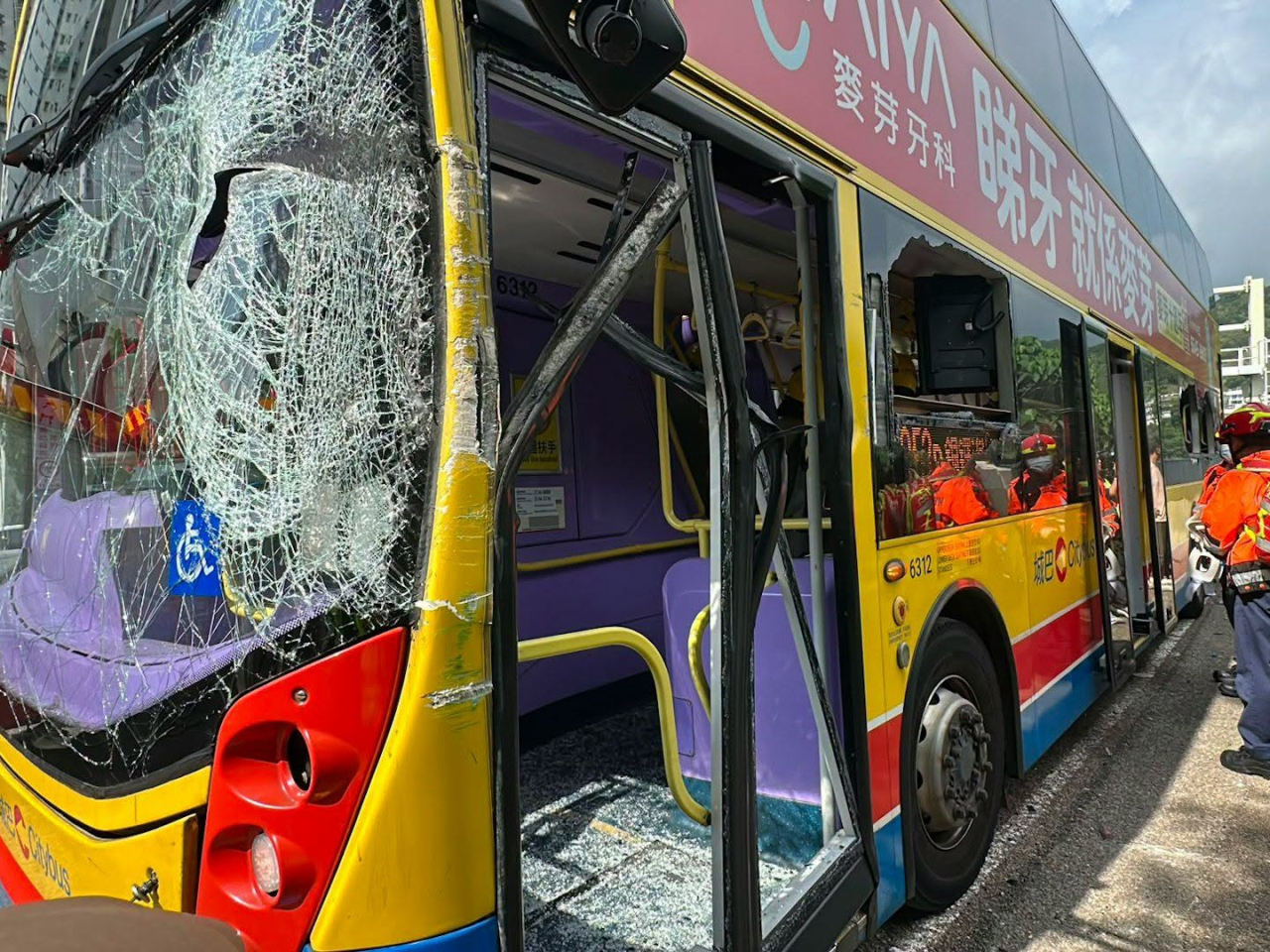 現場可見巴士左邊車頭玻璃損毀，另外車窗碎裂。（網上圖片）