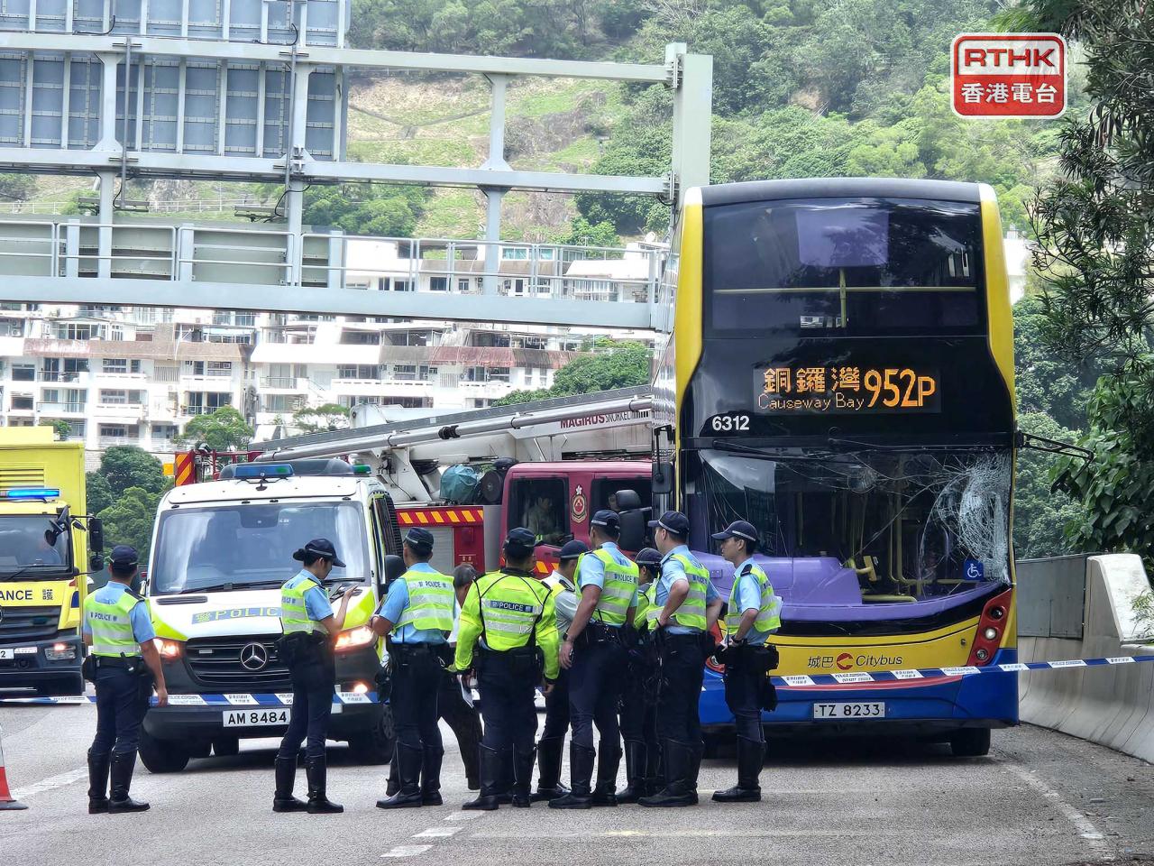 一輛城巴駛至屯門公路往九龍方向近碧堤半島對開撞欄。(實習記者劉穎翹攝)
