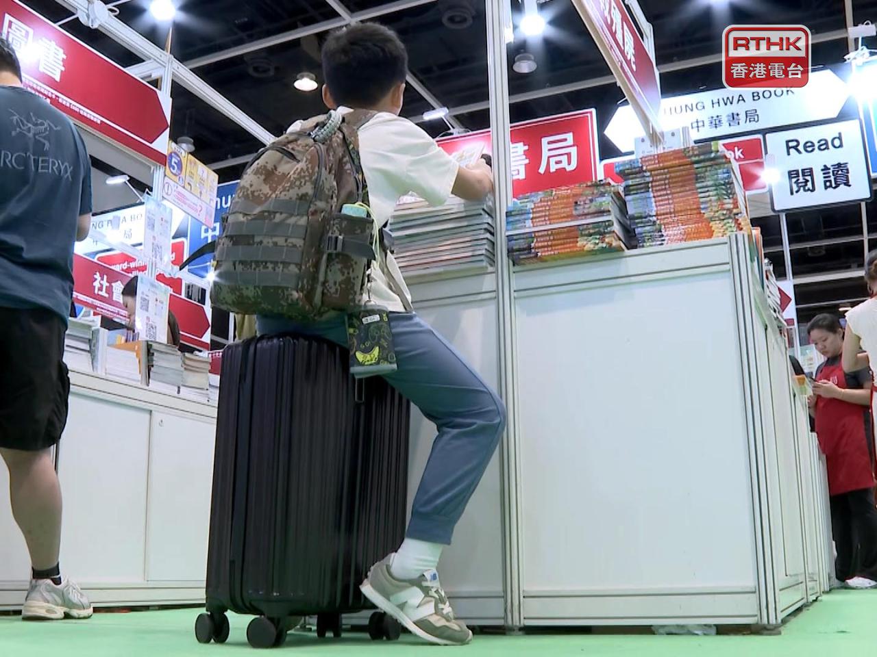 有市民帶同手推車、行李箱入場搶購心頭好。（黃泆溱攝）