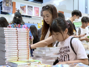 書展最後一日不少書商減價促銷　有家長請假半日陪孩子購書