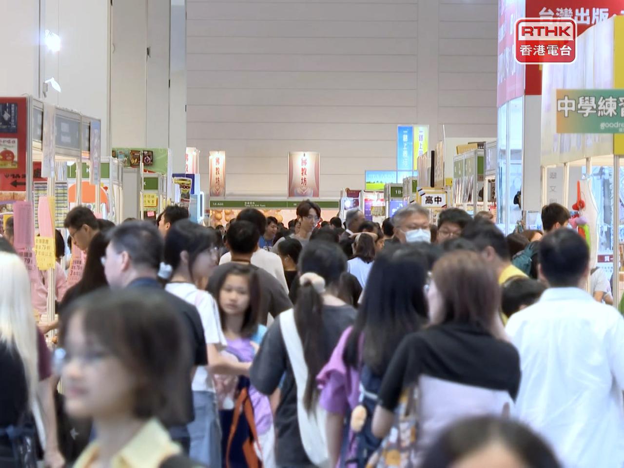書展提早至早上9時開放，不少市民最後衝刺。（黃泆溱攝）