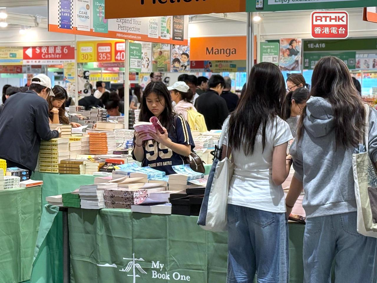 People plough through the volumes in search of good  reads on the final day of the annual book fair. Photo: RTHK
