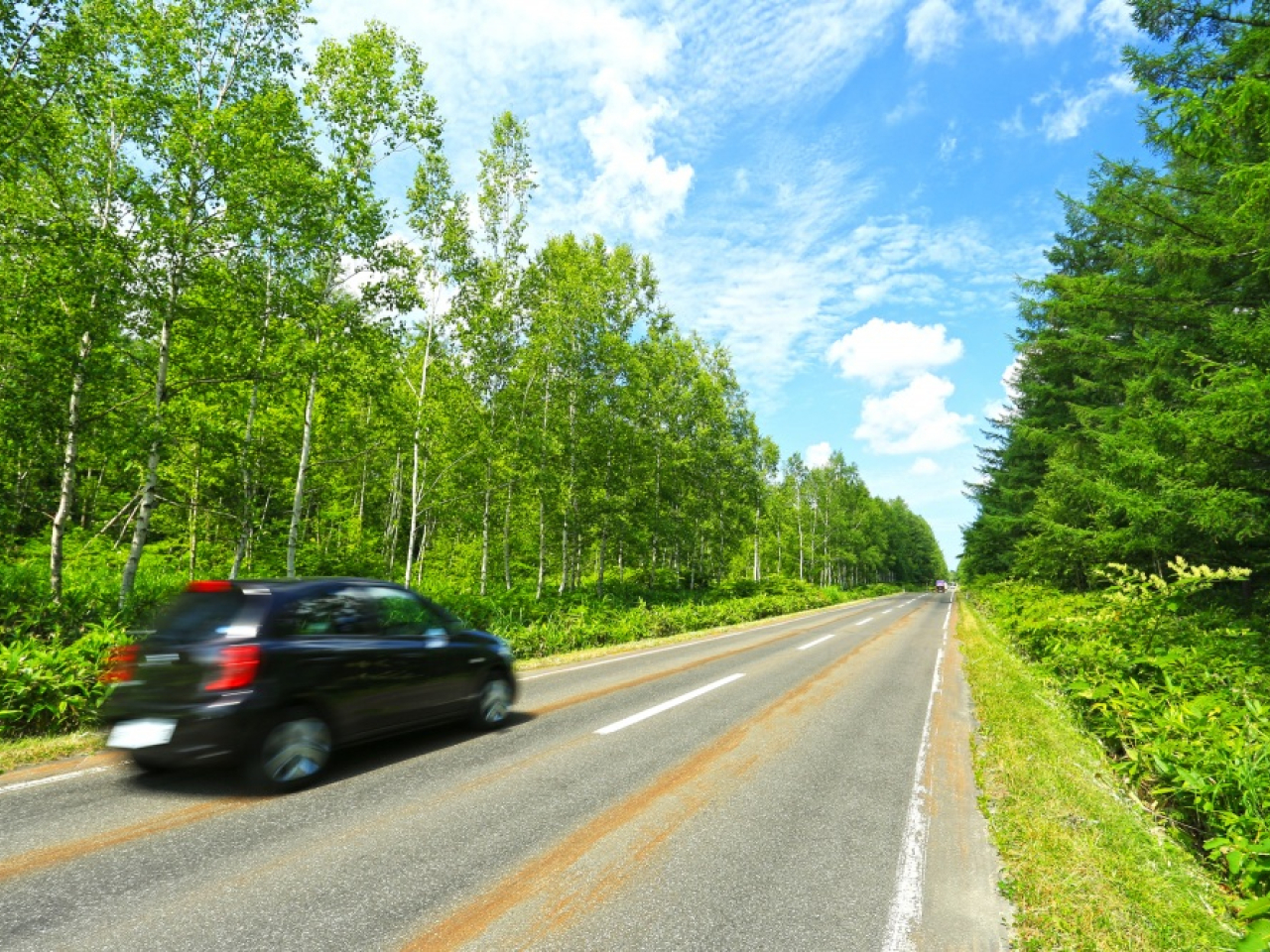 北海道官方旅遊網站提醒，日本的國道雖十分完善，但城市之間的移動距離長，直線道路較多，因此開車時可能會不小心超速。（北海道官方旅遊網站）