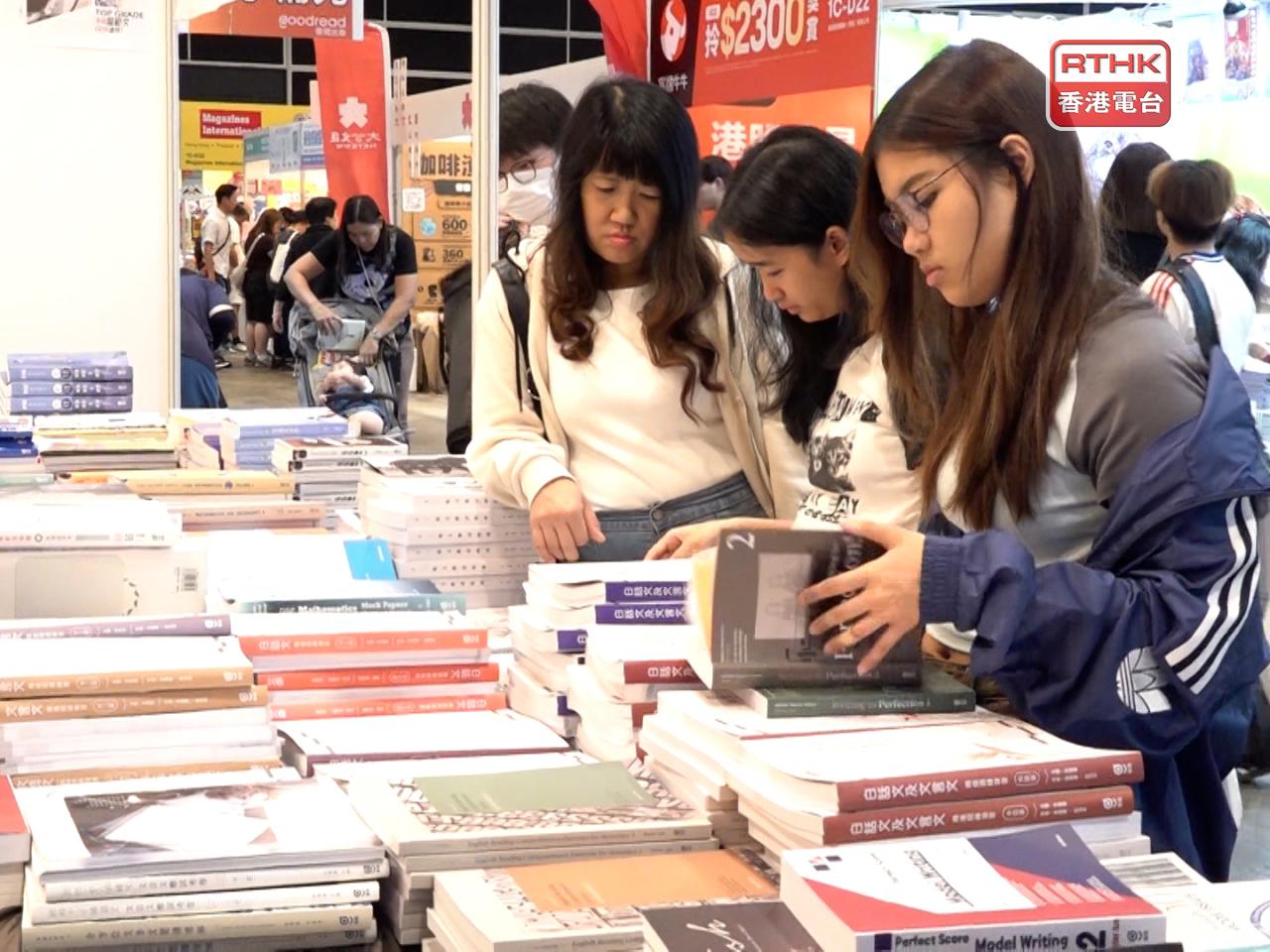 書展下午閉幕，貿發局稱連同運動消閒博覽及零食世界，共吸引99萬人次入場。（施華駿攝）