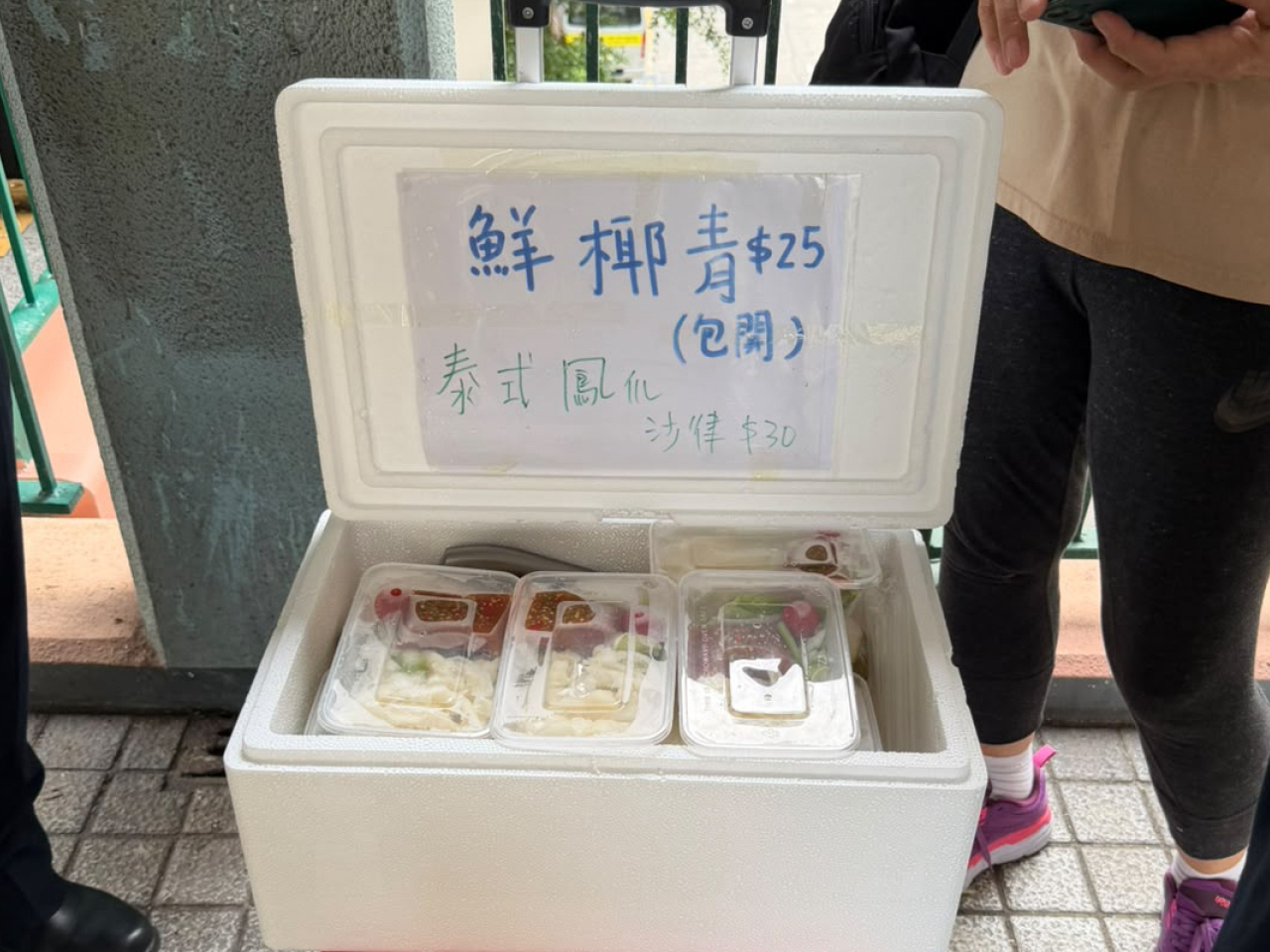 食環署於全港打擊販賣來歷不明及高危食物，以維護公共衞生。（政府新聞處）