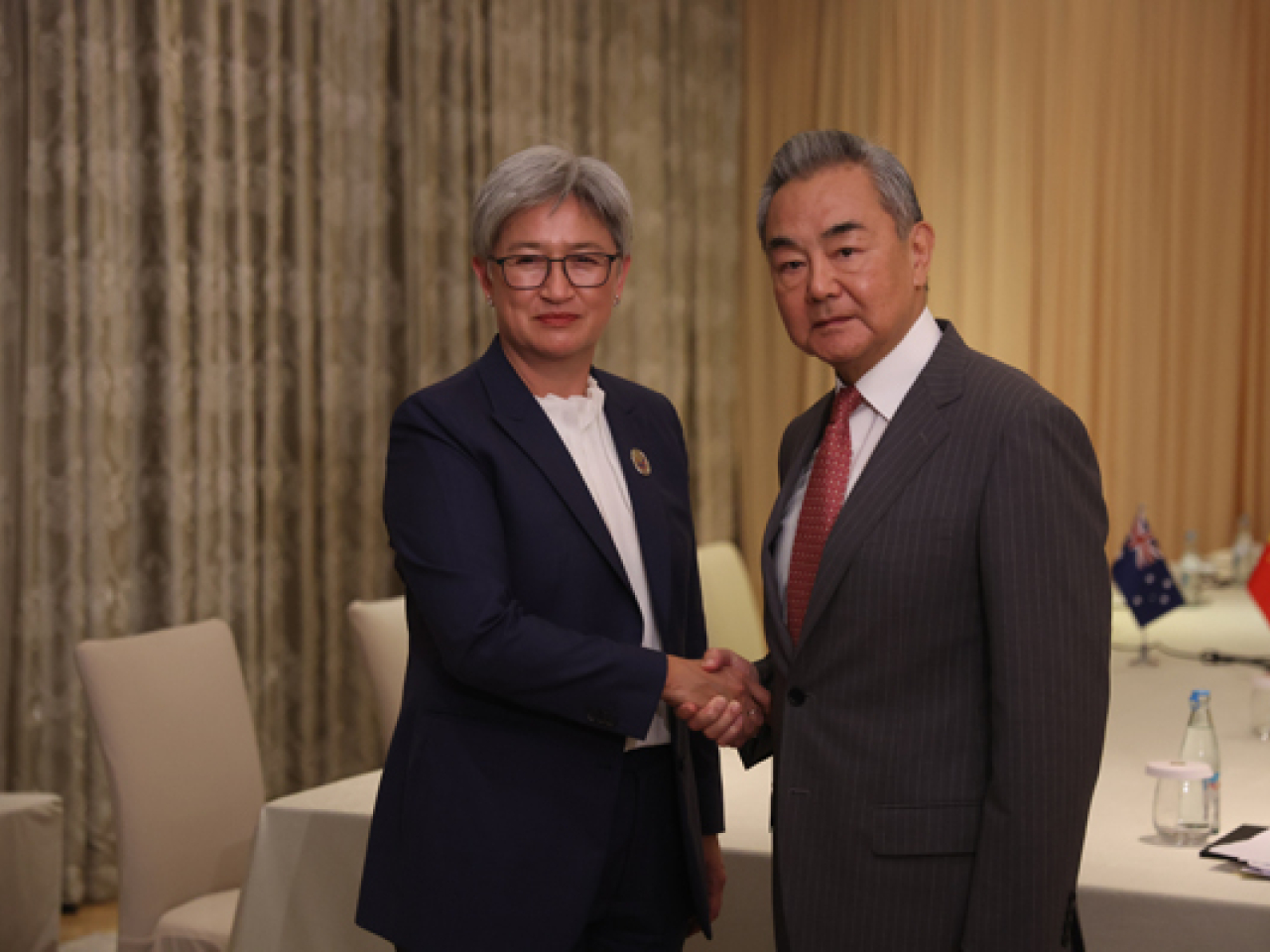 王毅在馬尼拉與澳洲外長黃英賢會面。（外交部網頁圖片）