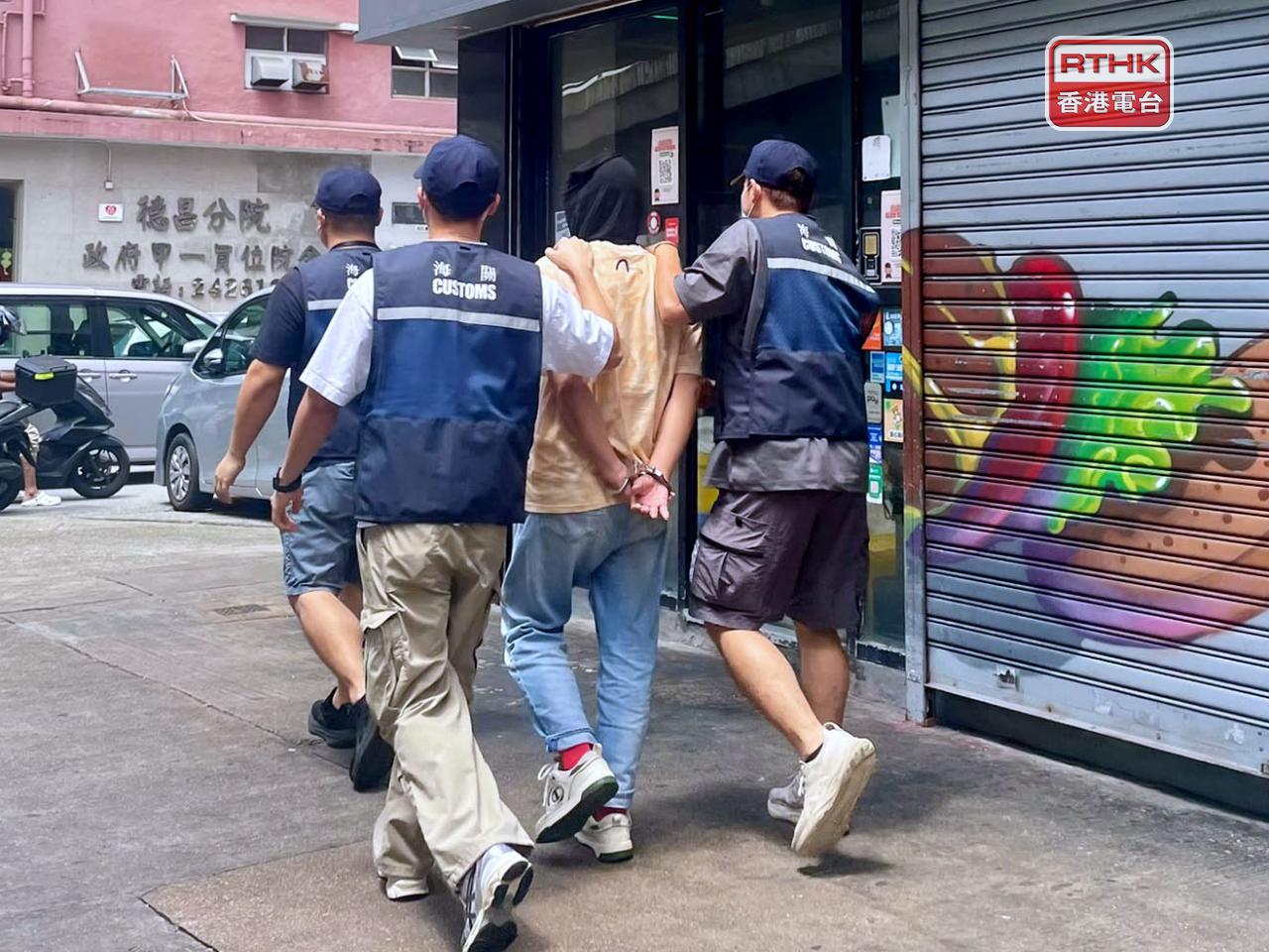海關拘捕11人，共檢獲13萬支懷疑未完稅香煙。(實習記者鄧俐欣攝)