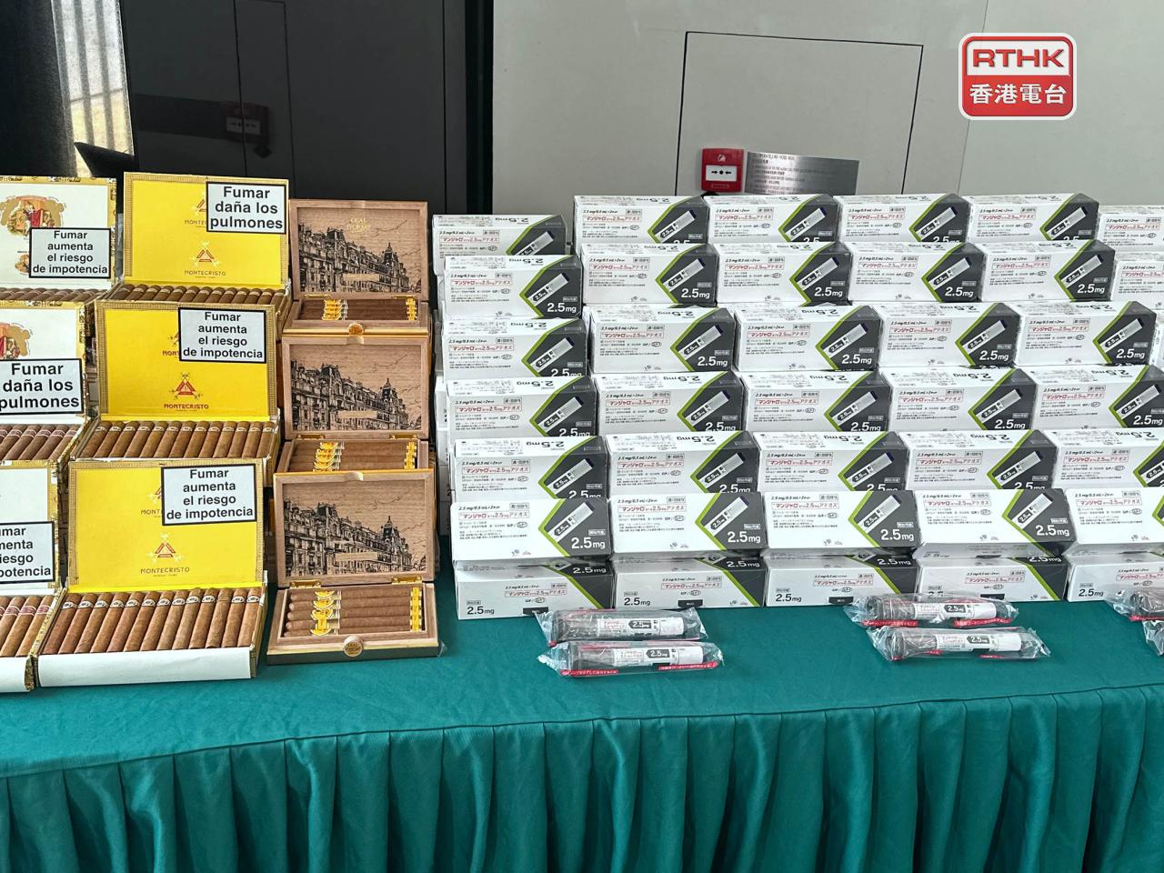 海關分別在5艘由香港開往澳門的內河船上，檢獲總市值8750萬元走私物品。(實習記者黃琛鎂攝)