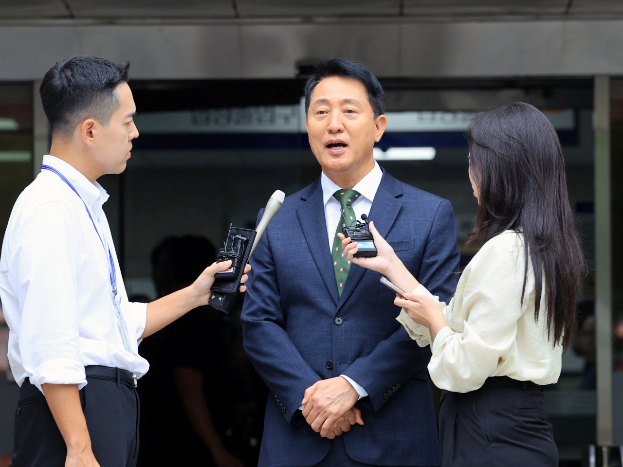 吳世勛（中）表示不接受裁決，將在二審繼續抗辯。（路透社）