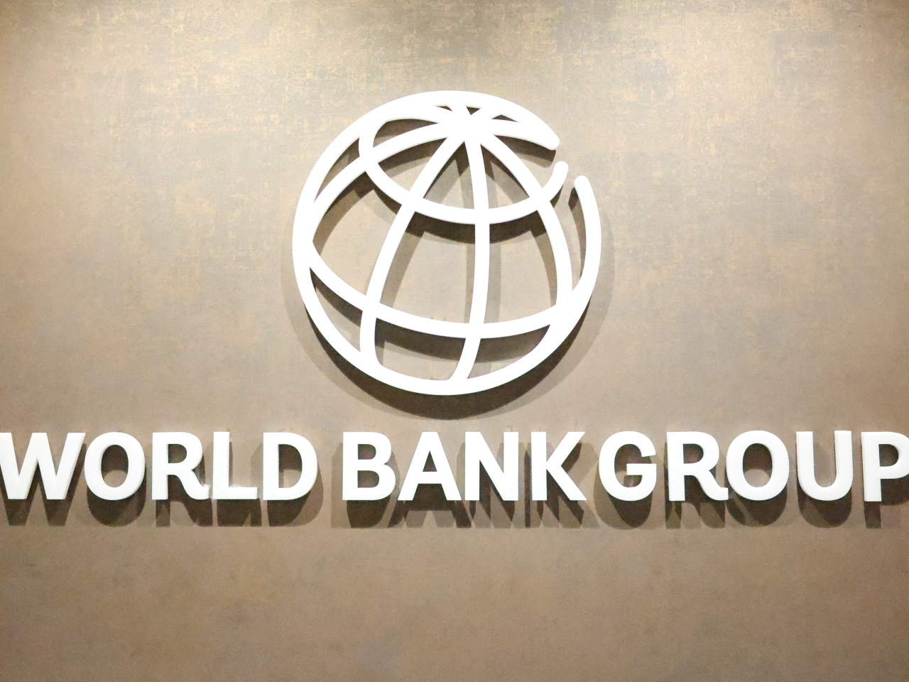世界銀行首席經濟學家吉爾表示，中東緊張局勢升級可能推高通脹和利率，今年全球經濟增長或放緩至1.3%，通脹率或升至4.5%。（路透社資料圖片）