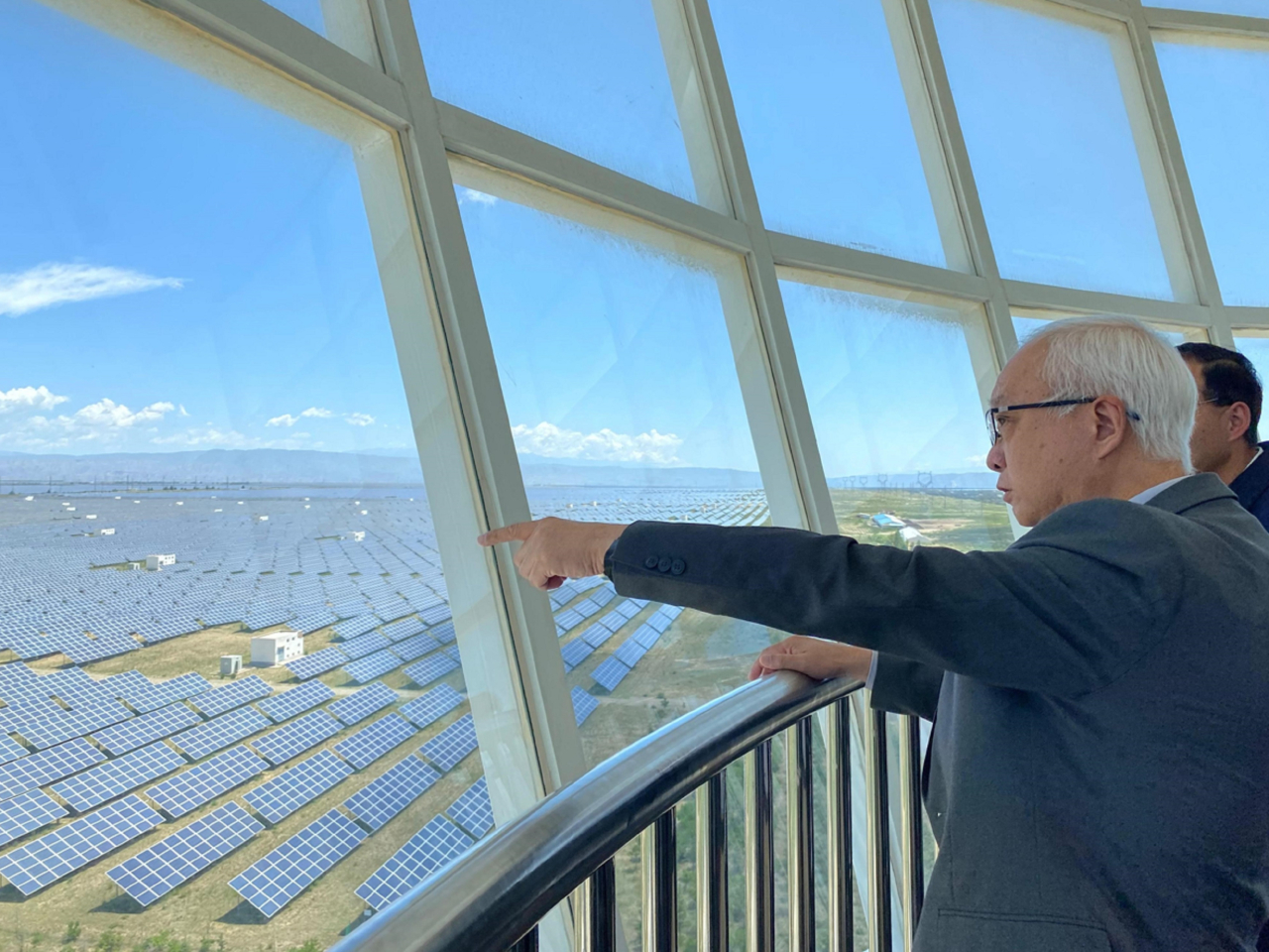 謝展寰實地考察內地首個千萬千瓦級太陽能發電基地。（政府新聞處）