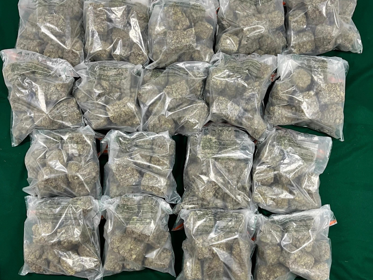 海關在行動中檢獲約28.6公斤懷疑大麻花。（政府新聞處）