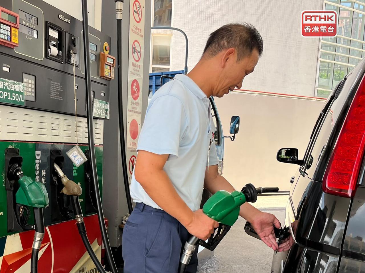 有油站職員說，政府中午前宣布如期結束油品補貼後，陸續有汽車到場入油。（鄭月明攝）