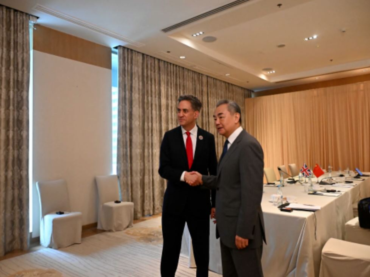 王毅在馬尼拉與英國外相文立彬會談。（外交部網頁圖片）
