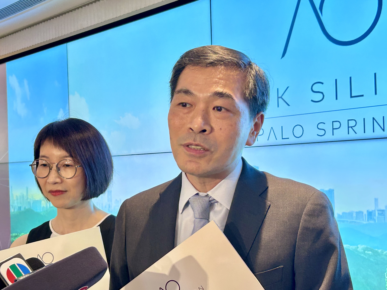 黃光耀（右）說，多個新盤同時準備發售，涉及不同地區和定位，反映發展商對目前市況有信心，相信市場有能力消化。（羅煒皓攝）