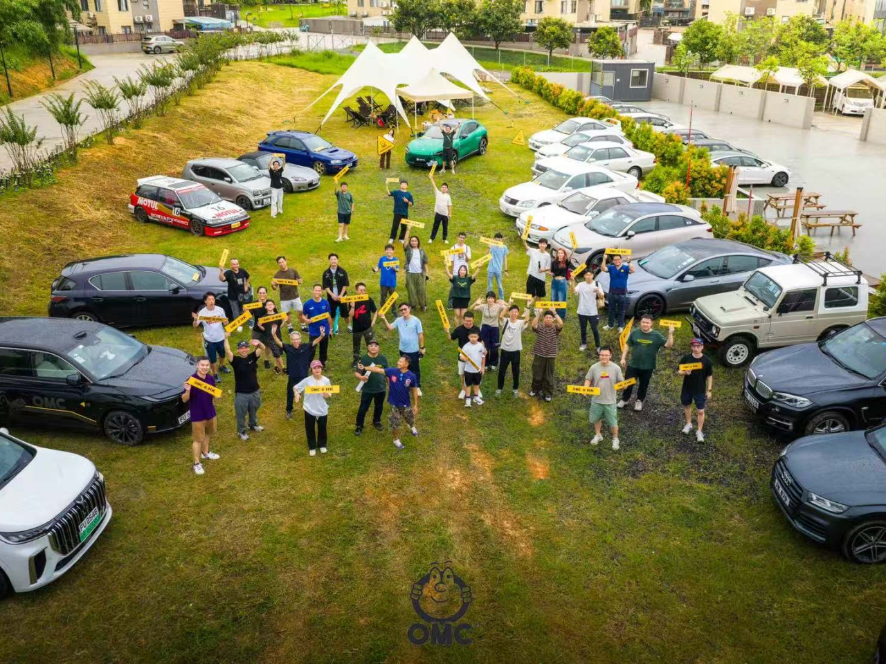 粵車南下措施明天起將迎來新增5個大灣區內地城市的私家車。去年底成為首批粵車南下車主的Holly，早前與其他愛車人士在元朗共聚一堂，交流汽車文化。（受訪者提供）