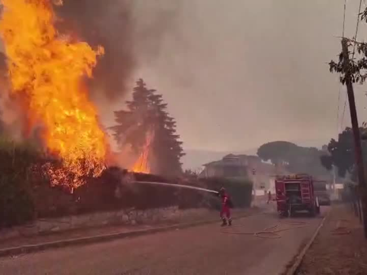 消防員在馬德里自治區撲救山火。(路透社)