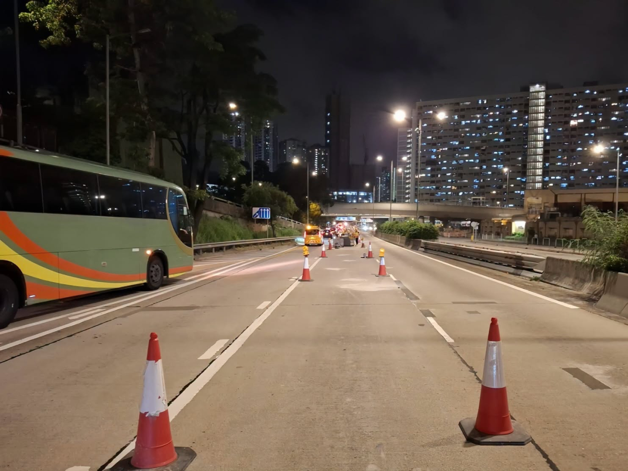 為配合道路工程，龍翔道東行（往觀塘方向）近大磡道今晚至明日清晨分階段封路。（運輸署社交網站圖片）