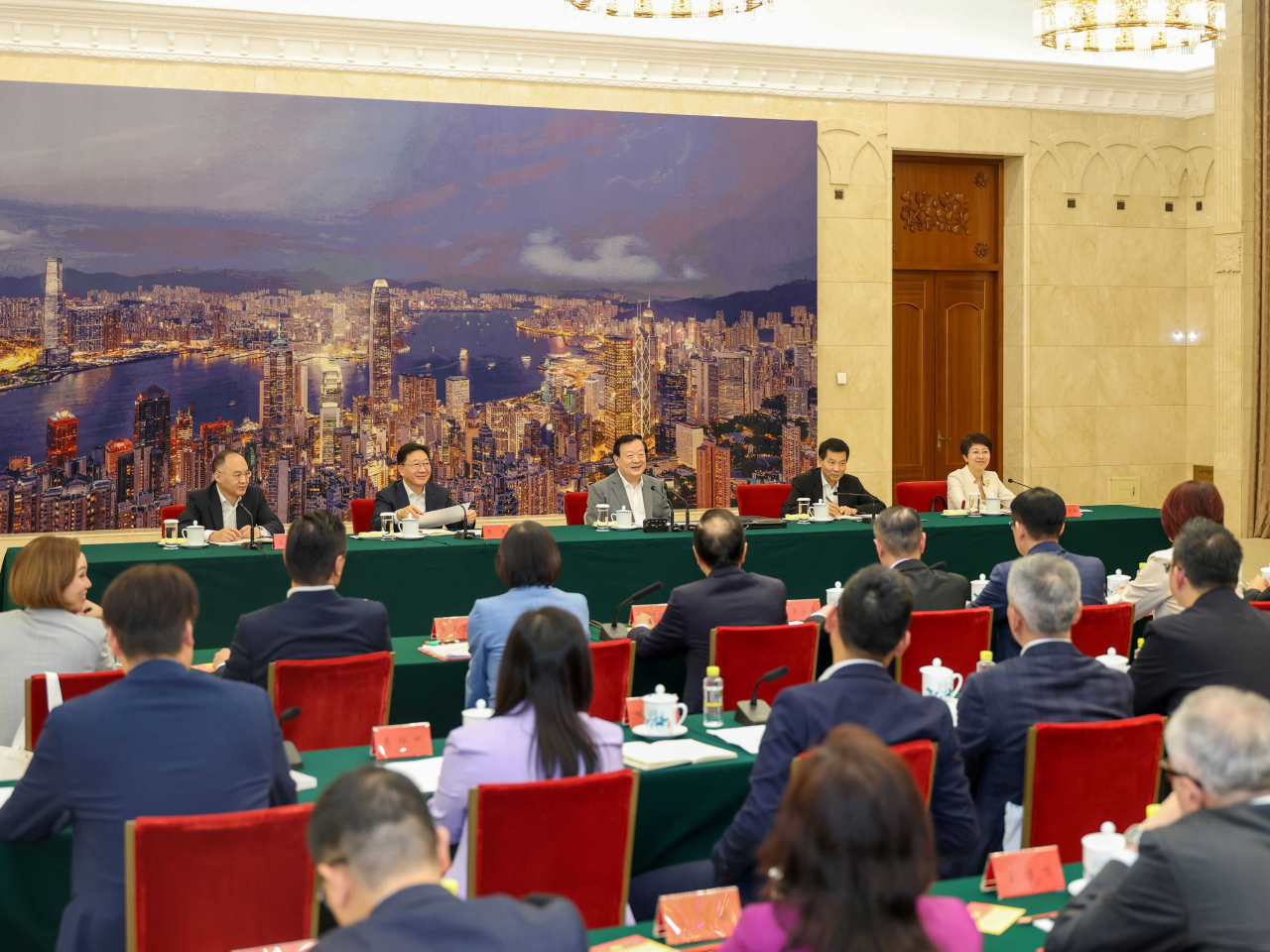 夏寶龍等人下午在北京，與香港特區立法會議員國家事務研修班全體學員座談交流。（港澳辦網頁)
