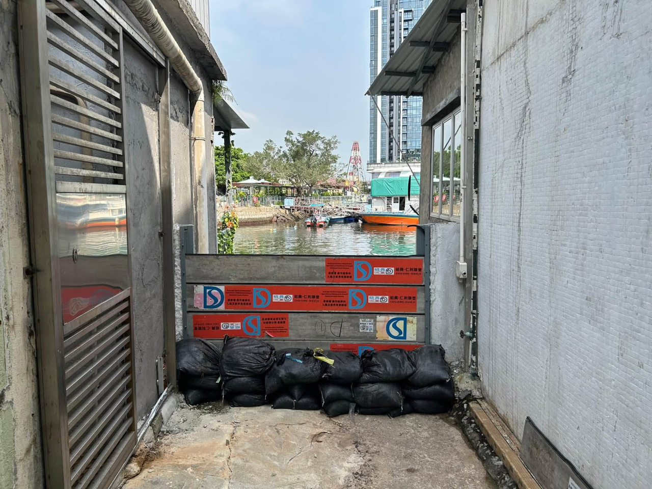 渠務署已在鯉魚門安裝可拆式擋水板。(下水水FB圖片)