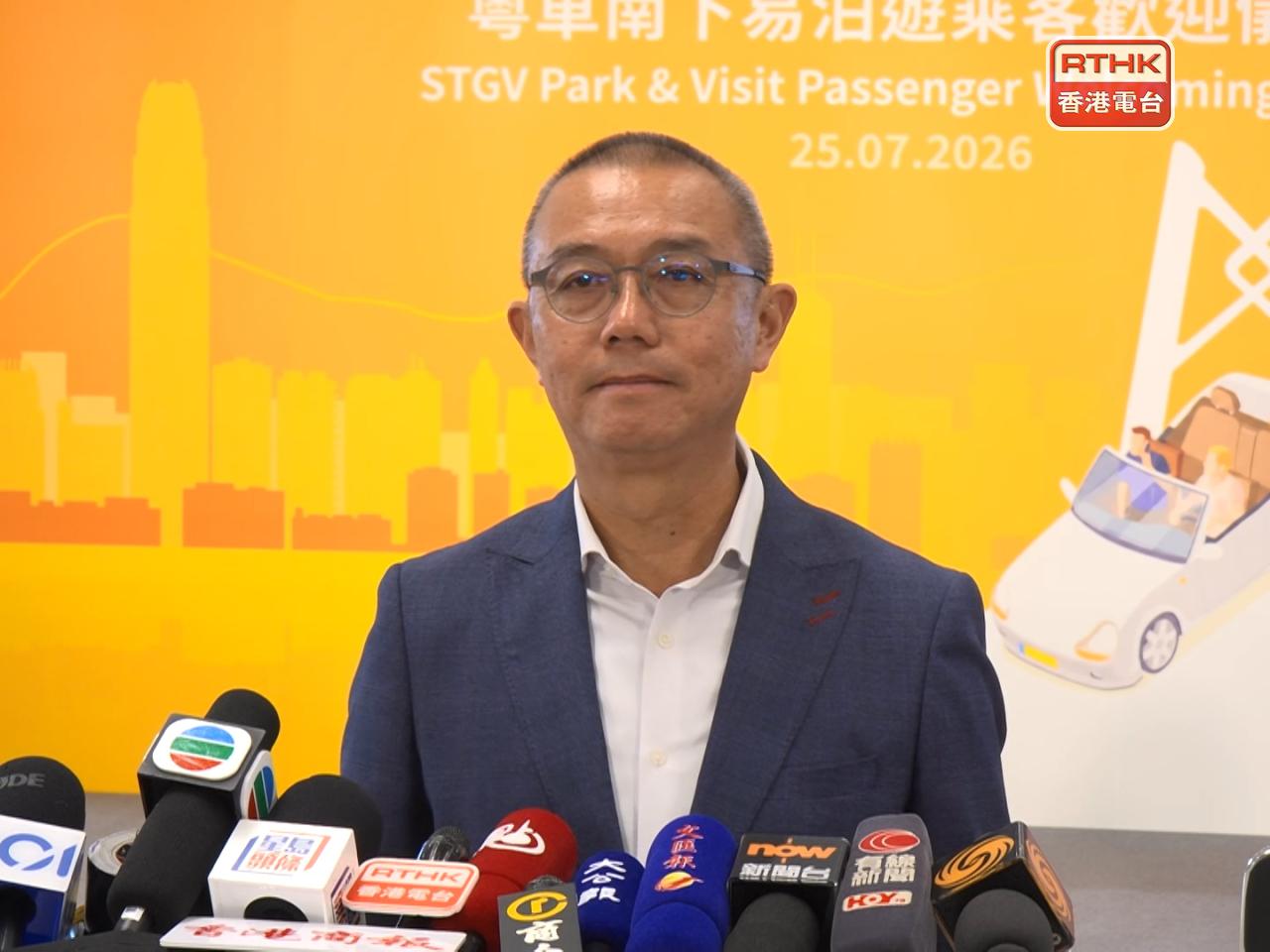 姚兆聰表示，今早迎接第一批使用「易泊遊」服務的內地旅客。 （鍾家銘攝）