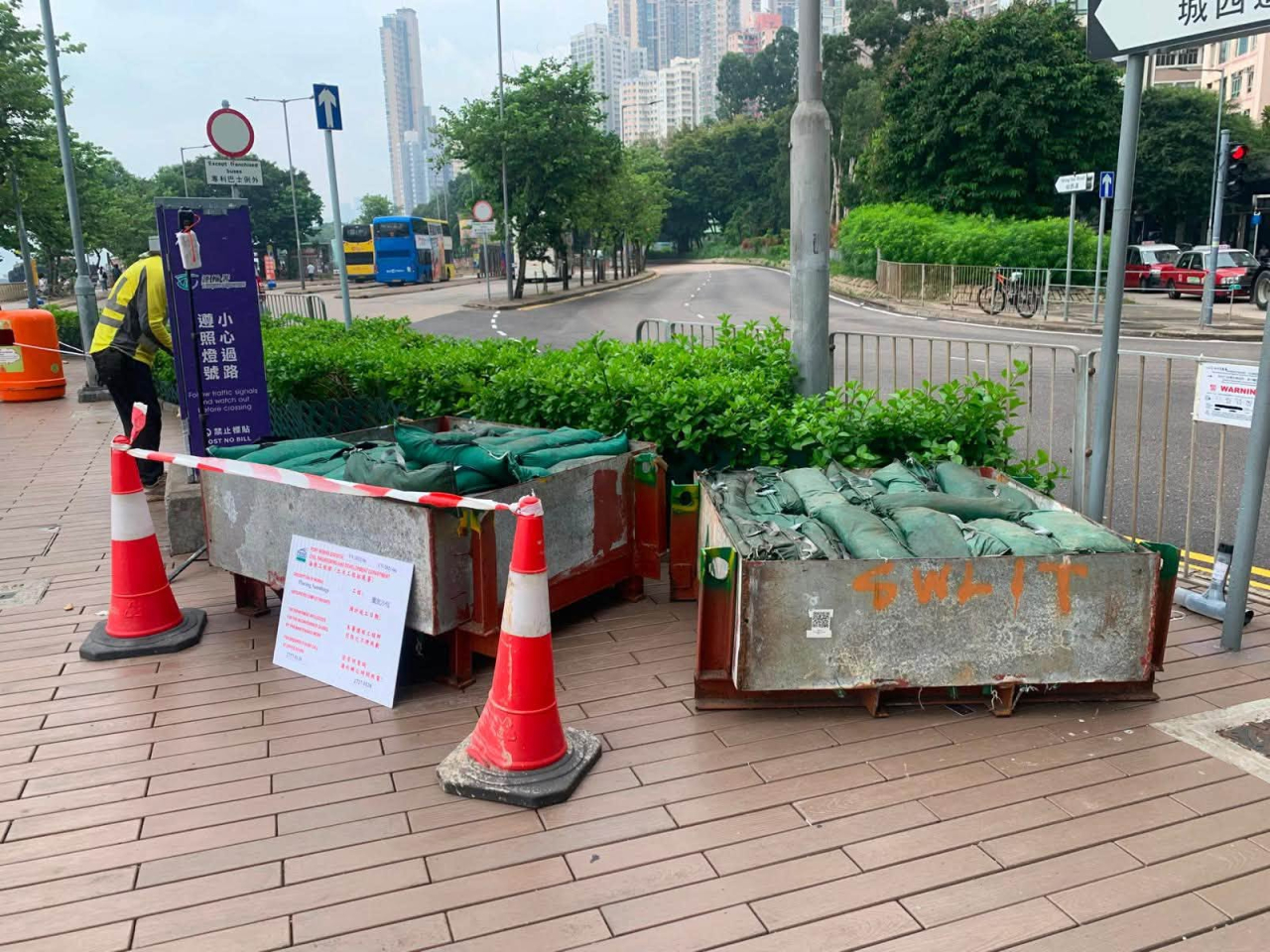 土木工程拓展署在沿岸低窪和當風地點執行緊急應變行動計劃，提供沙包供市民使用。（土木工程拓展署社交專頁）