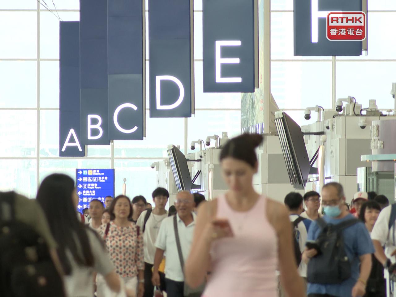 機管局表示，熱帶氣旋紅霞正逐漸靠近香港，機場航班開始受到影響。（雷釗河攝）