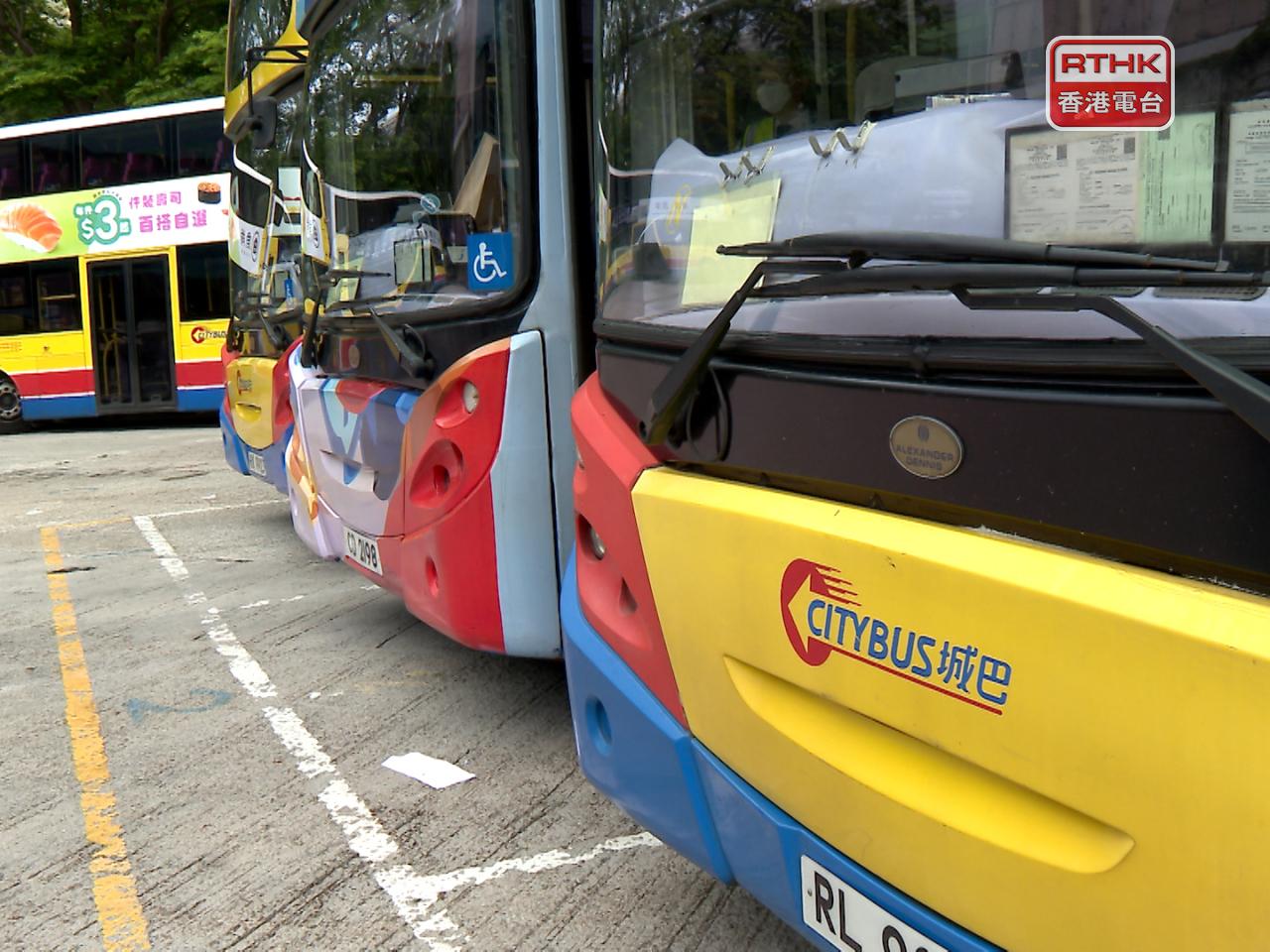 城巴表示，大部分日間路線將於凌晨12時30分起陸續暫停服務。（港台圖片）