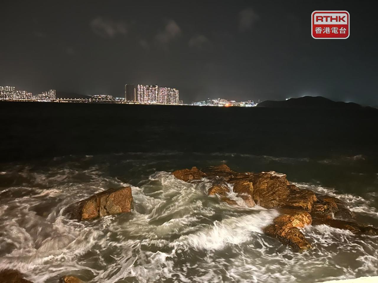 杏花邨風勢逐漸增強，海面有湧浪。（林漢山攝）
