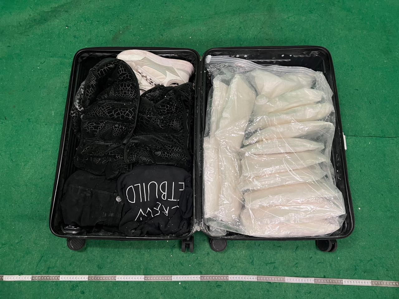 被捕男子的寄艙行李內被發現有約14公斤懷疑氯胺酮，市值約550萬元。（政府新聞處）