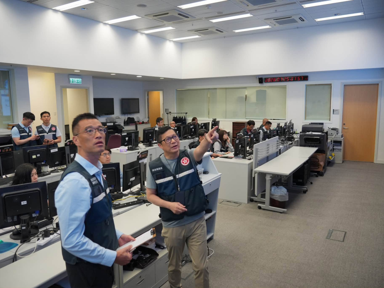 鄧炳強表示，緊急事故監察及支援中心統籌各部門密切監察市面狀況，並隨時調派救援隊伍及資源。（鄧炳強社交網站圖片）