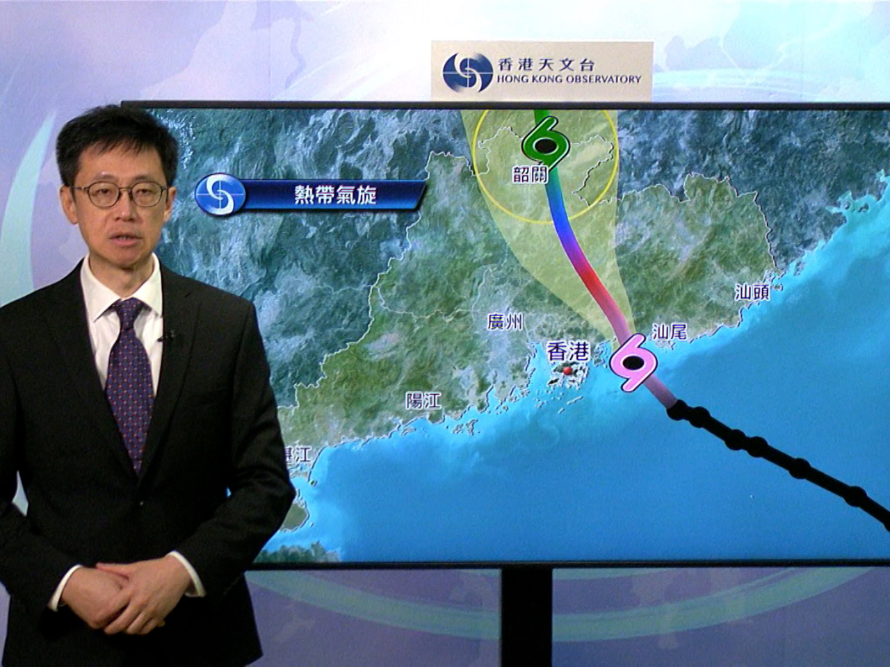 天文台表示，強颱風紅霞正於本港東北100公里內掠過 ，並會在未來一兩小時於惠州一帶登陸。