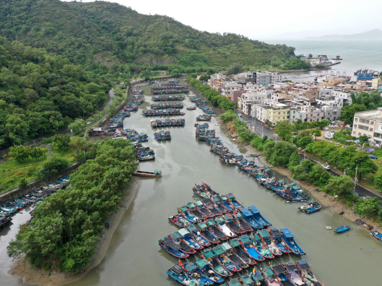 廣東省預警中心提醒民眾嚴格落實防禦措施，已轉移的人員不得擅自離開避險場所。（新華社）