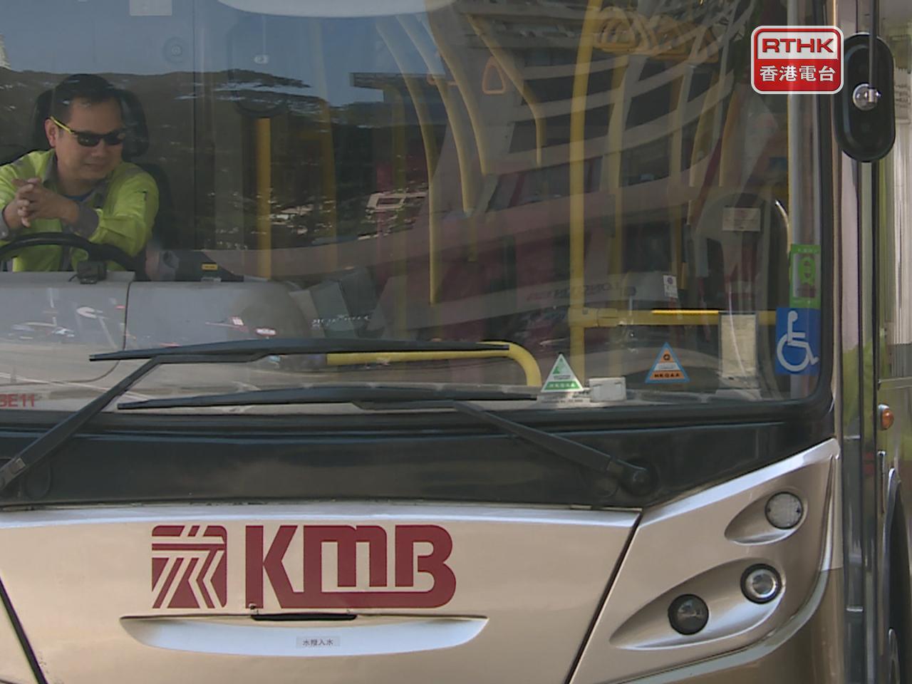 巡邏九巴路線B1及B9，龍運路線S1及S64的沿線路面情況，確認有關路面情況許可後，將盡快提供服務。（港台圖片）