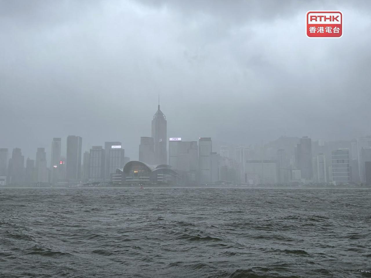 尖沙咀海旁的能見度不高，只能隱約見到維港對岸的建築物。（林漢山攝）